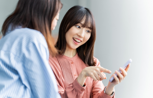 マンションでの引っ越し 挨拶について相談する女性