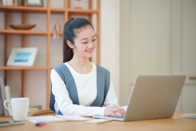 賃貸への引っ越し手順について調べる女性