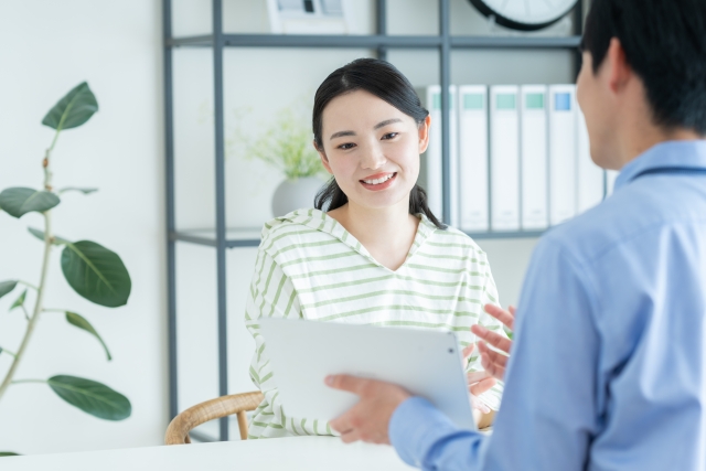 マンションでの引っ越し 挨拶について相談する女性