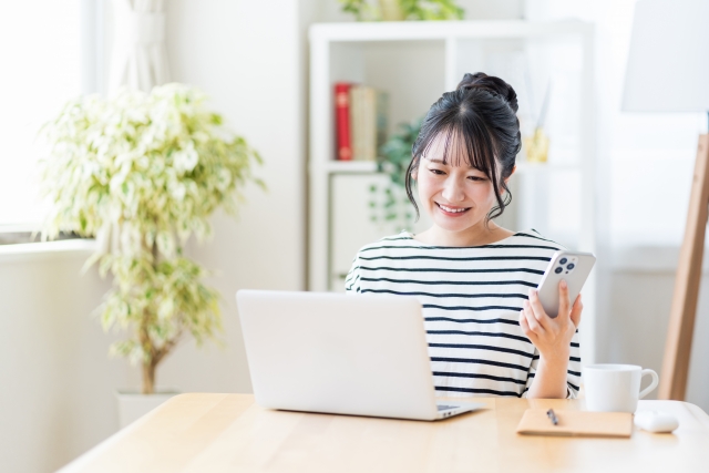 賃貸への引っ越し手順を確認する女性