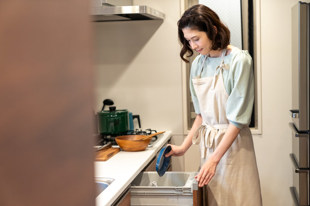 食洗機を開けるとゴキブリが入っていて固まっている様子