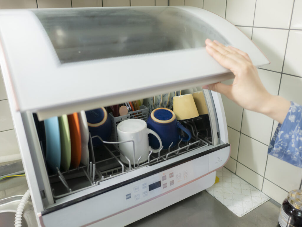 ゴキブリが入っていた食洗機を開けている様子