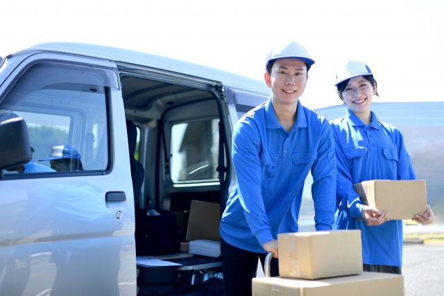 梱包したデスクトップを運搬する引っ越し業者