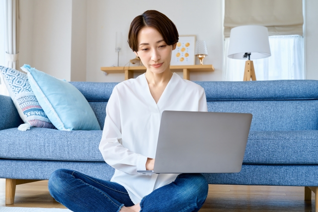 賃貸で水漏れ発生！引越し費用の負担者について相談する女性