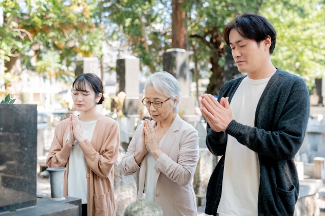 お墓の引っ越しを検討する家族