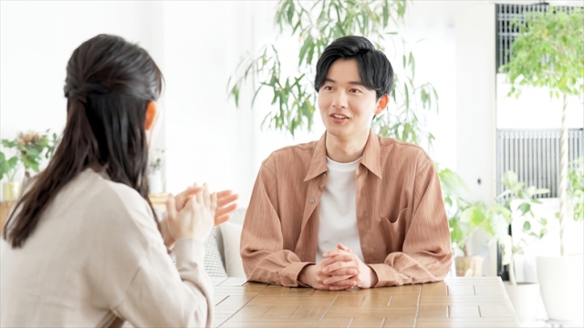 離婚時の引っ越しについて話し合う夫婦