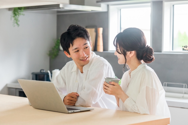 引っ越ししない方がいい時期について調べる夫婦