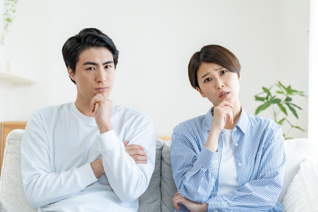 お墓の引っ越しを検討する夫婦