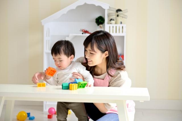 引っ越し時に保育園の転園を検討する女性