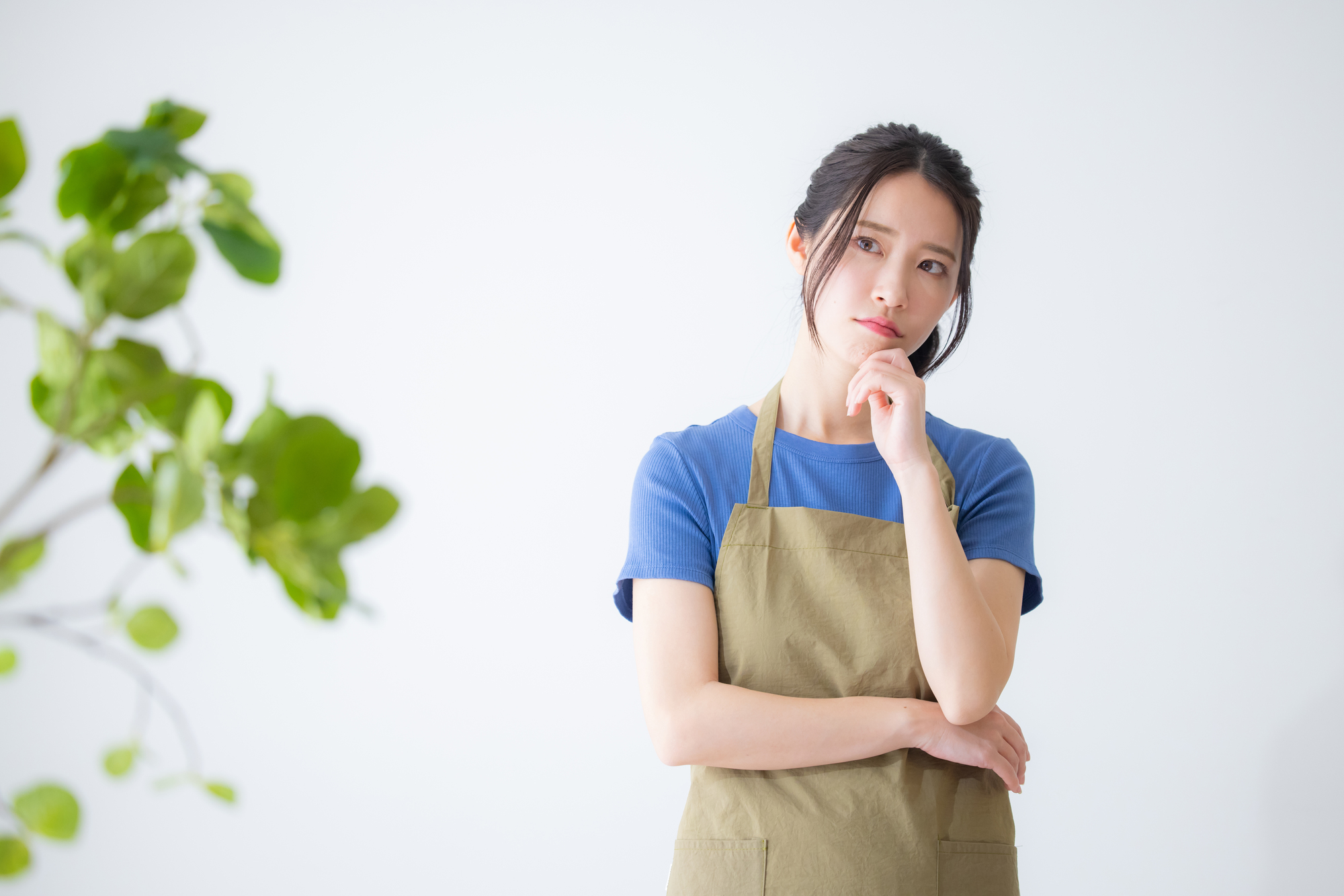 洗濯機裏掃除で疑問を持つ女性