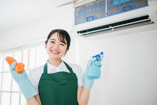 エアコンクリーニングの効果をキープするためにお手入れする女性