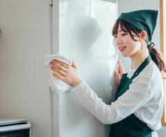 冷蔵庫クリーニングの女性