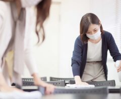 会社で掃除をする女性