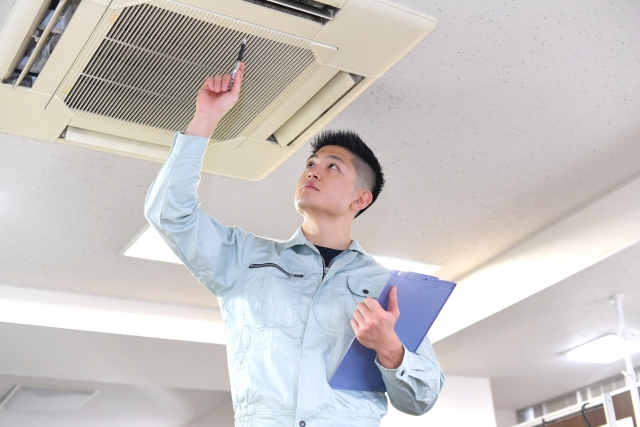 空調の点検をする男性