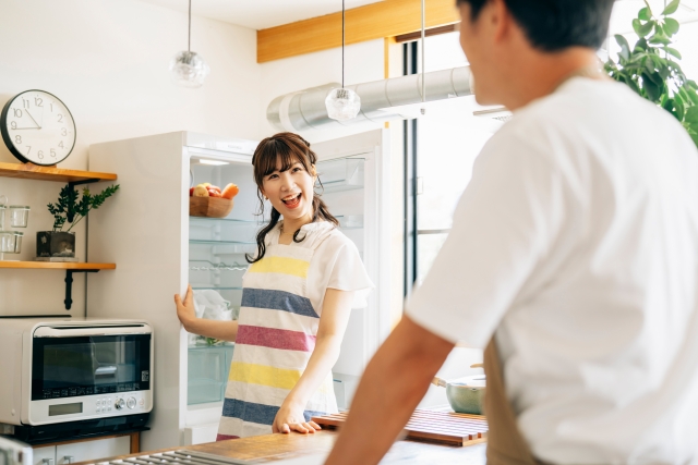 冷蔵庫を大掃除する女性