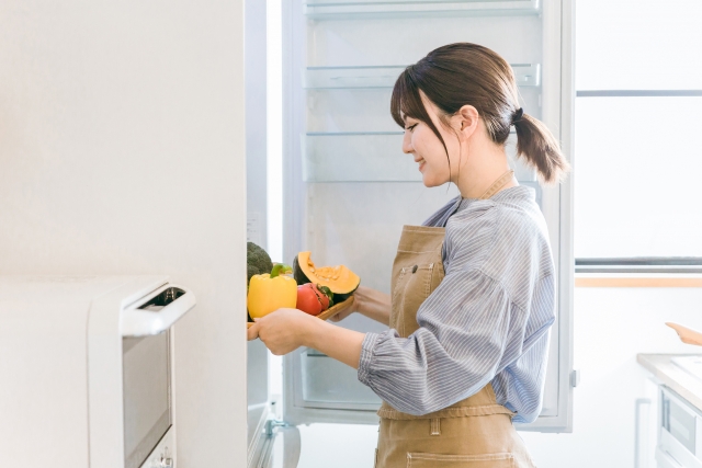 冷蔵庫を大掃除する女性