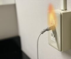 コンセントが漏電しているかも！？漏電のサインや事例を詳しく解説