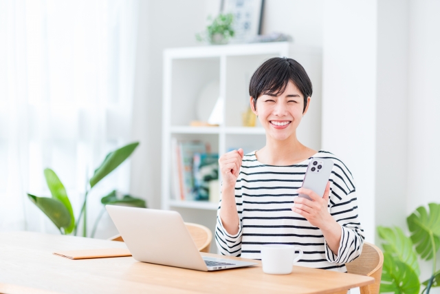 アラジンのトースター掃除する女性