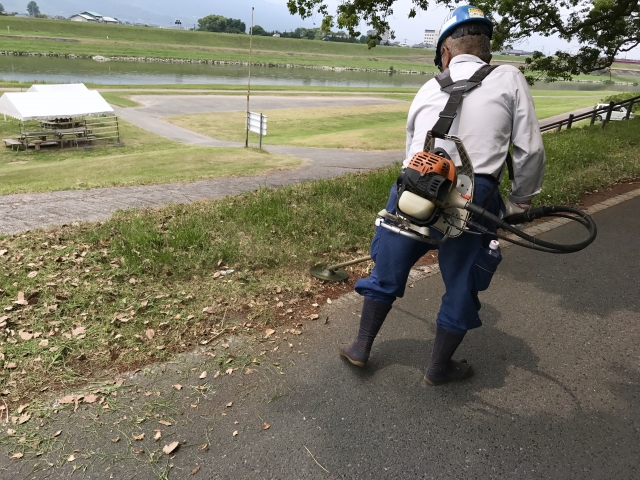 斜面を草刈りする際の服装
