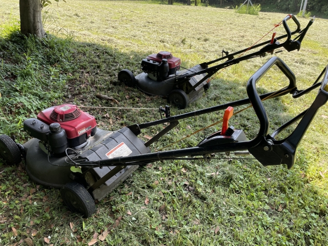4輪型の自走草刈機