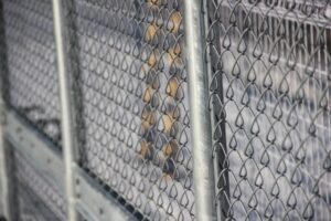 外構工事でフェンスを設置する費用！種類別の相場や注意点を解説
