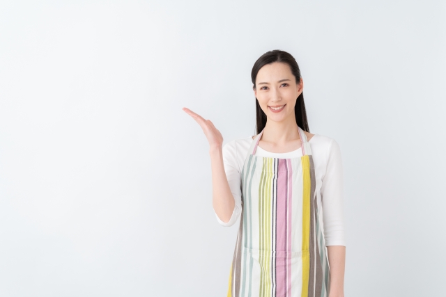 口コミが良いお庭マイスターへ依頼する際のコツを示す女性
