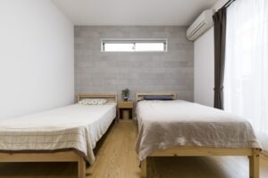 クリーニングしたいベッドの上のエアコン