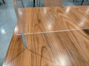 これから掃除するアクリル板