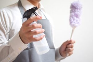 店舗清掃をしようとしている人