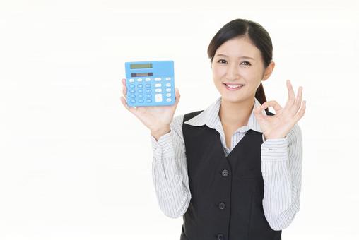 毛皮の種類や本物ニセモノの見分け方の後に買取相場を解説する女性
