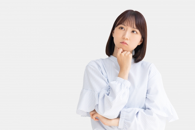 エアコンクリーニングは意味ないのか悩んでいる女性