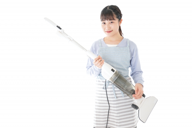 自分で羽アリを駆除しようとしている女性