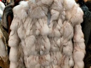 毛皮の種類と本物ニセモノを見分けたい女性が撮影した画像