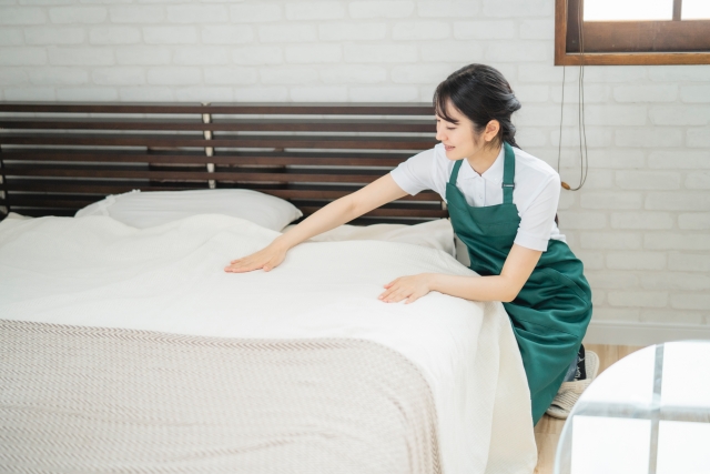 夏のダニ対策をする女性
