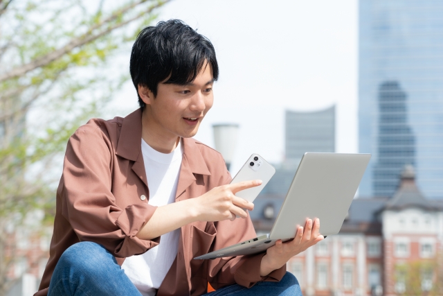 ダスキンのダクト清掃料金を調べる男性