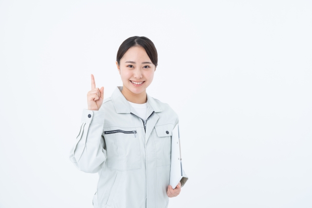 羽アリ駆除は自分でやらずに業者へ依頼すべきと教える女性作業員