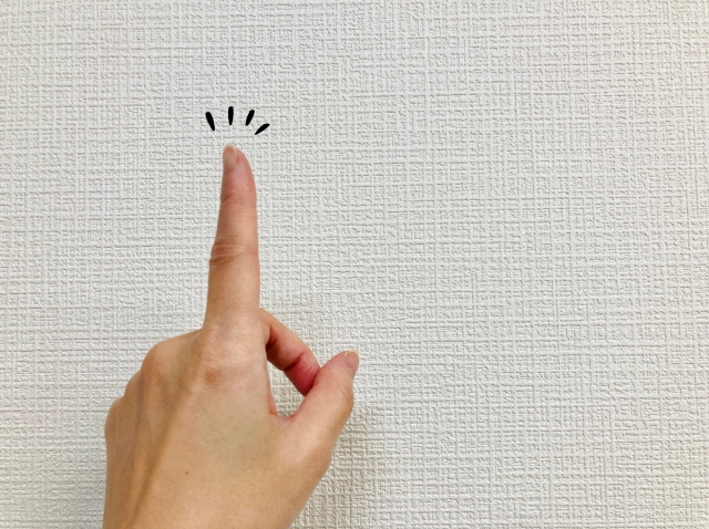 費用をかけて植樹する際のポイントを教える人の手