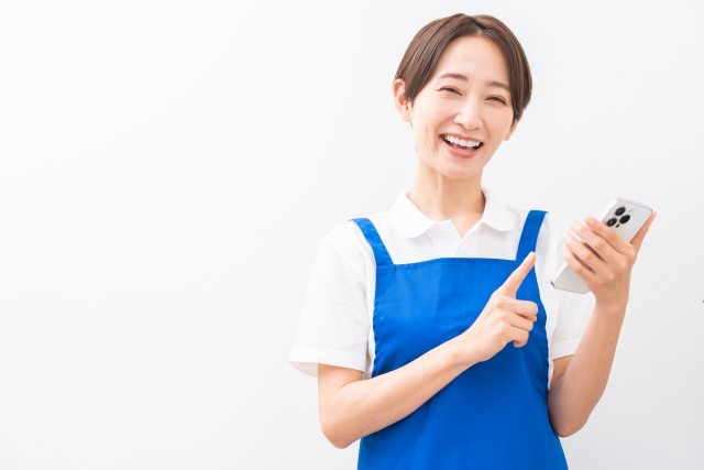 ダスキンのワックスがけ料金について調べる女性