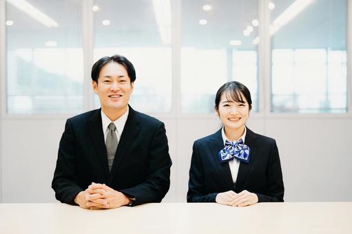 純金の本物の金杯かニセモノかの見分け方を熟知しているスタッフ