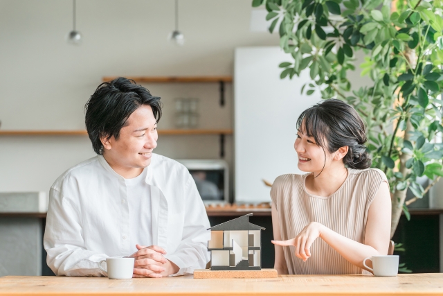 ダスキンのダクト清掃料金を調べる夫婦