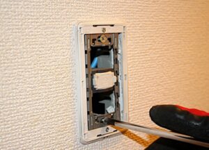 コンセント修理は自分でできる！？DIYできる作業vs資格必須な作業