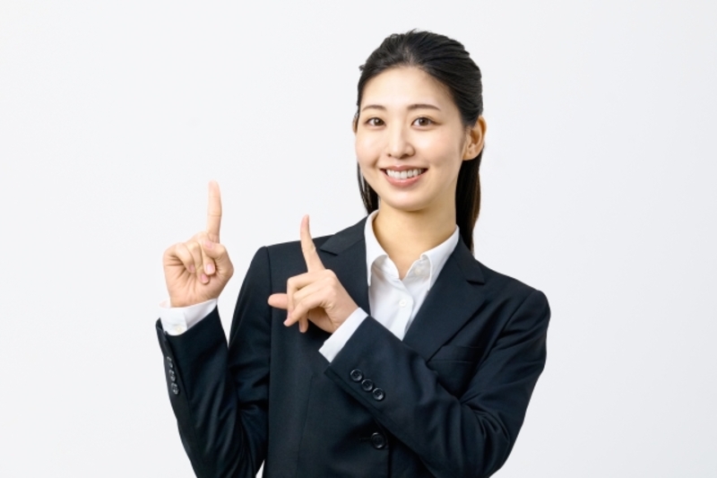 ピアノ買取は業者比較がおすすめだと解説する女性