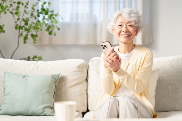 ダスキンのダクト清掃料金を調べる女性