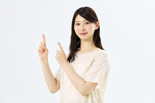キクイムシのふんについて教える女性