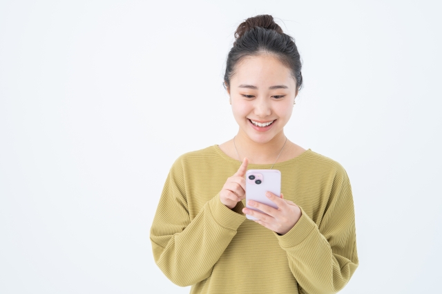 ダスキンのダクト清掃料金を調べる女性