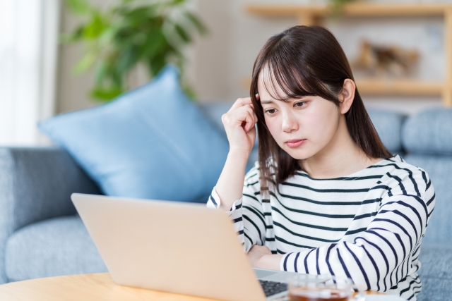 ダスキンのワックスがけ料金について調べる女性