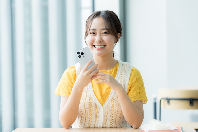 ダスキンのワックスがけ料金について調べる女性