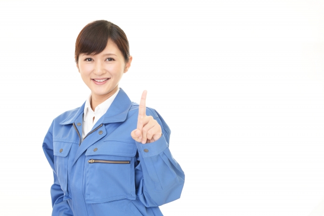 ダスキンのダクト清掃料金を調べる女性