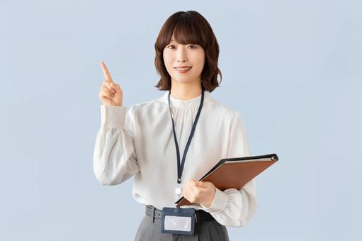 金杯が純金の本物かニセモノかの見分け方に加えて査定に出す際の注意点を解説する人