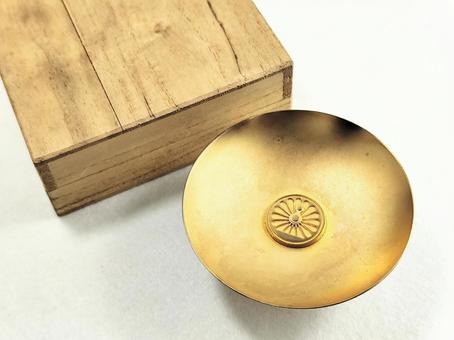 純金の本物の金杯かニセモノか見分けたい人が持ち込んだアイテム